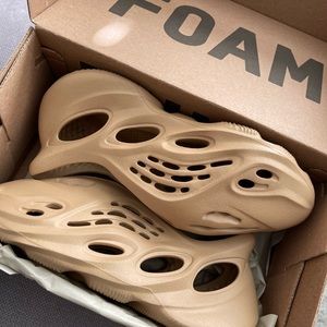 adidas Yeezy Foam RNNR
Ochre